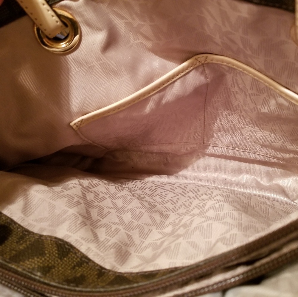 Micheal Kors tote handbag - Picture 3 of 7